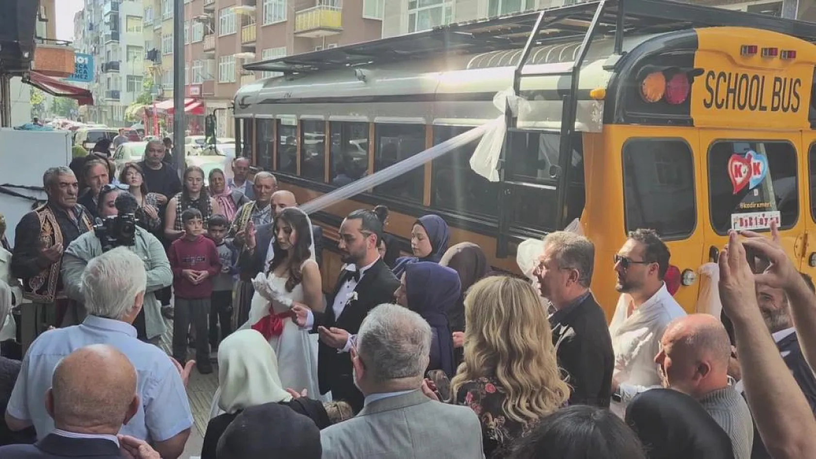 700 bin TL harcadığı hayalindeki 'School Bus'ı gelin arabası yaptı
