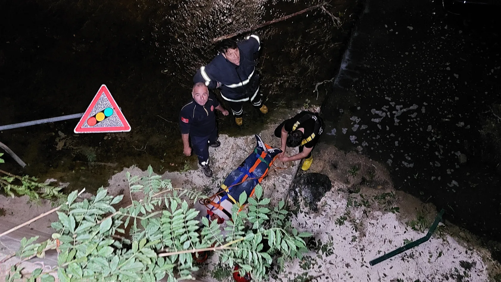 Dereye uçan otomobilde can pazarı: 1 ölü, 1 yaralı