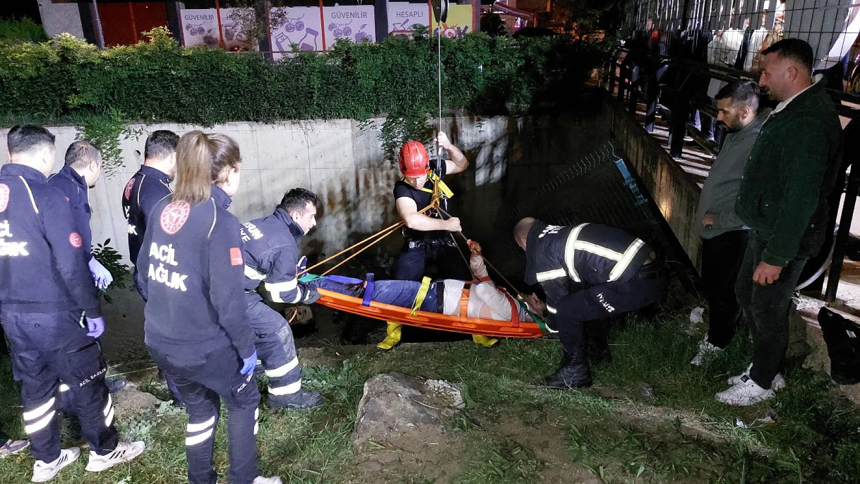 Dereye uçan otomobilde can pazarı: 1 ölü, 1 yaralı
