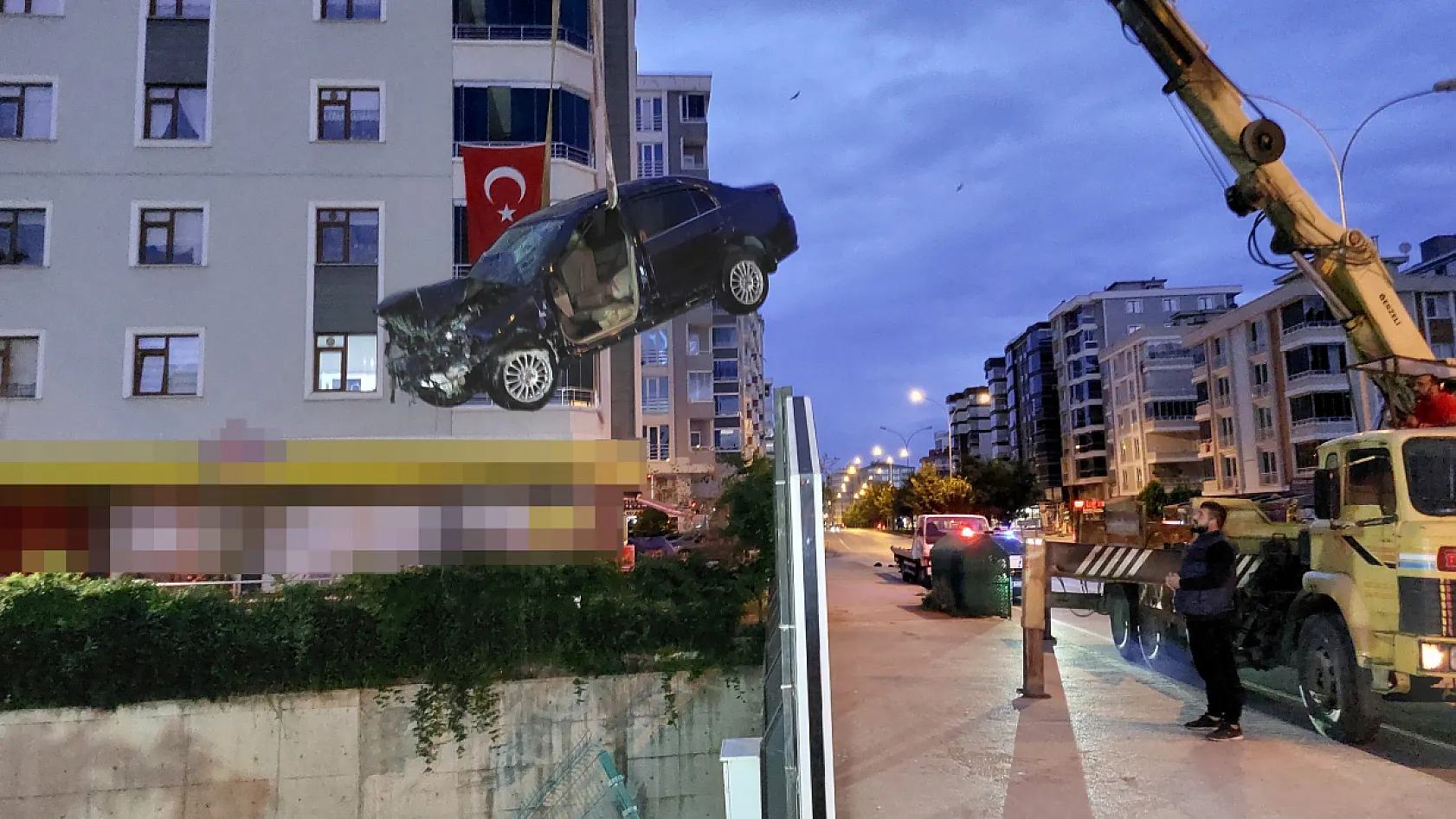 Dereye uçan otomobilde can pazarı: 1 ölü, 1 yaralı
