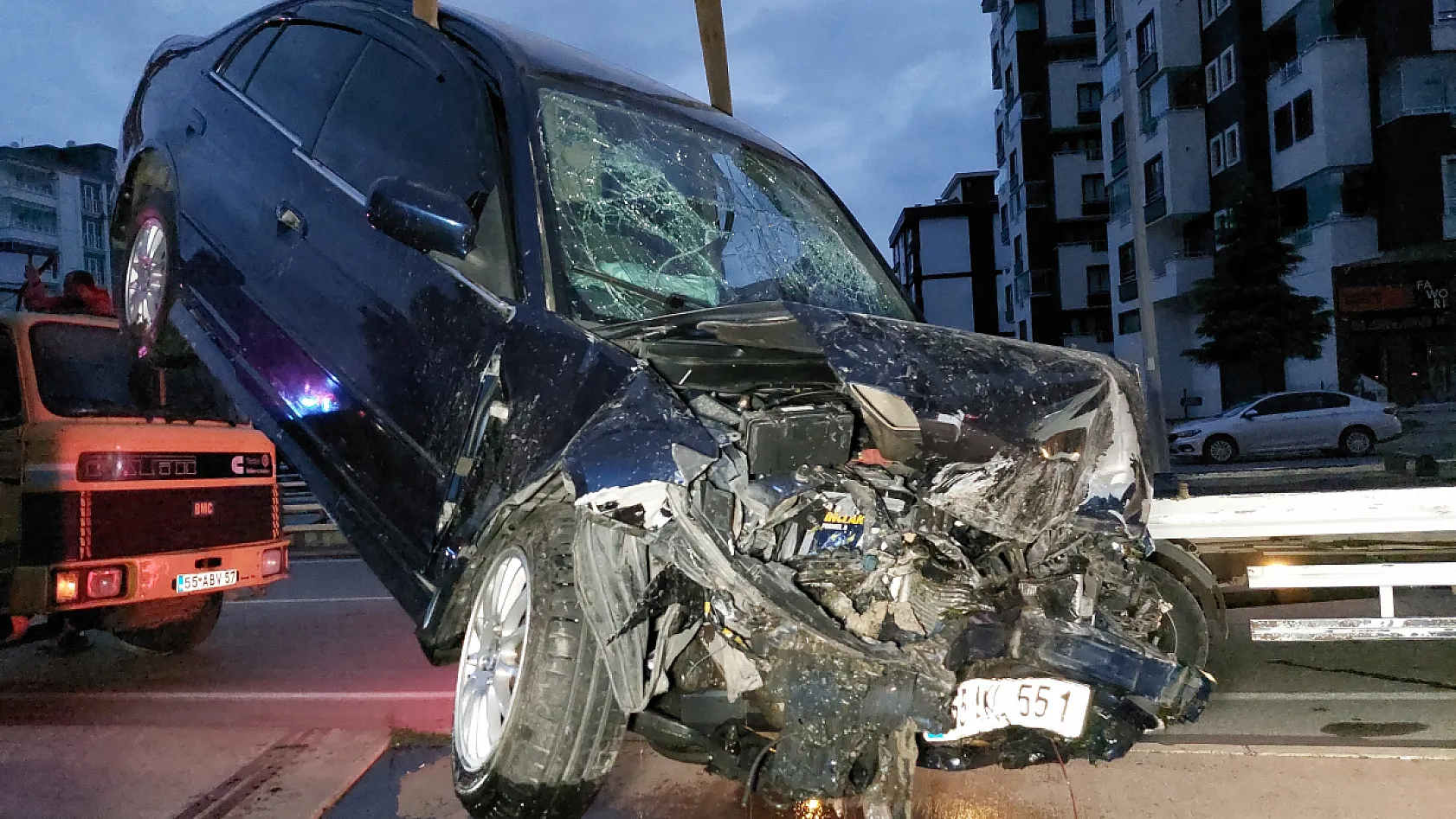 Dereye uçan otomobilde can pazarı: 1 ölü, 1 yaralı