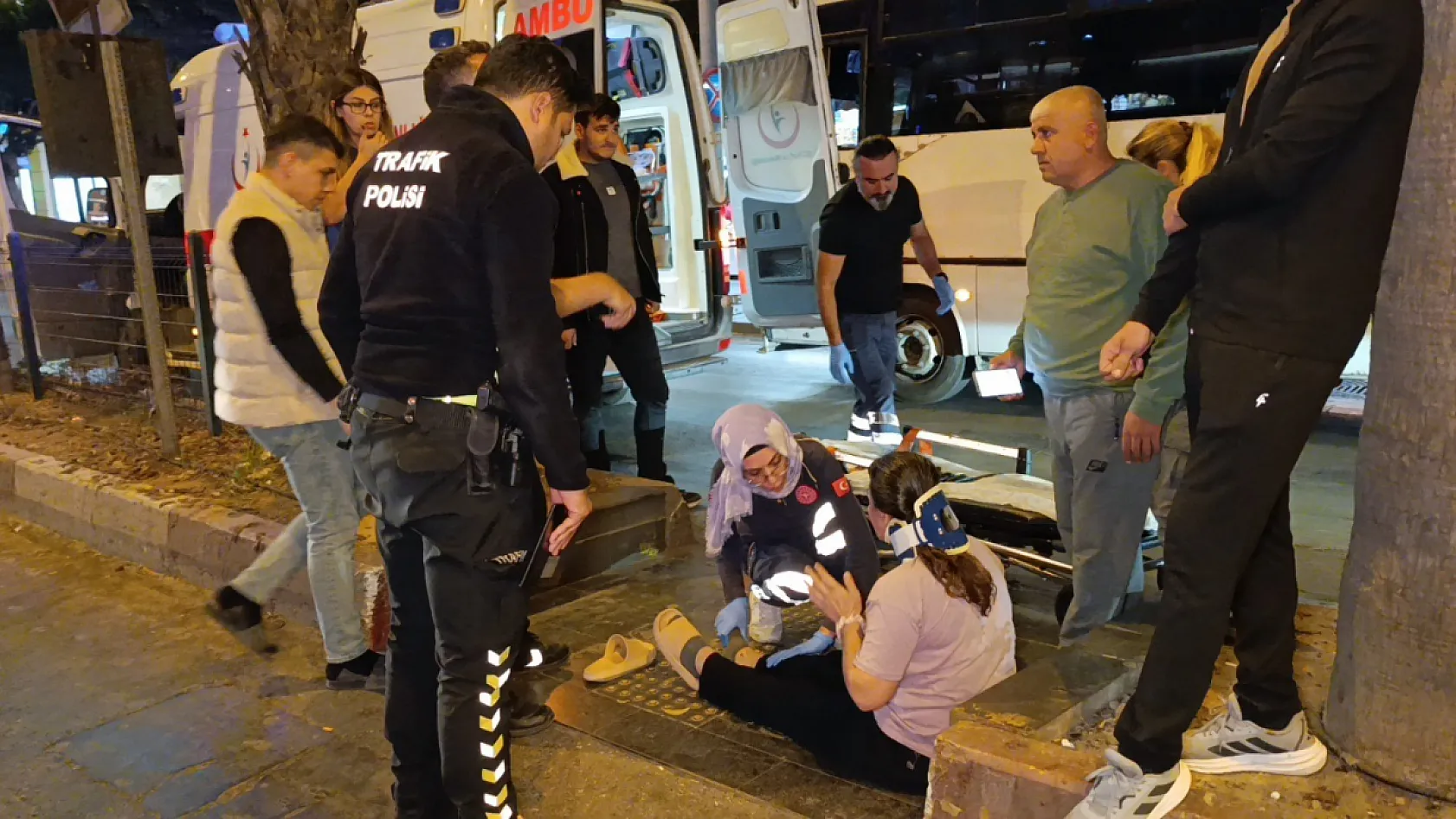 Yaya geçidinde otomobil yol verdi, motosiklet hastanelik etti