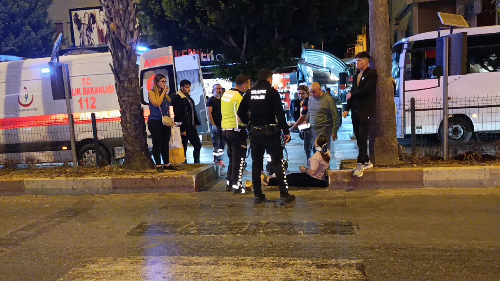 Yaya geçidinde otomobil yol verdi, motosiklet hastanelik etti