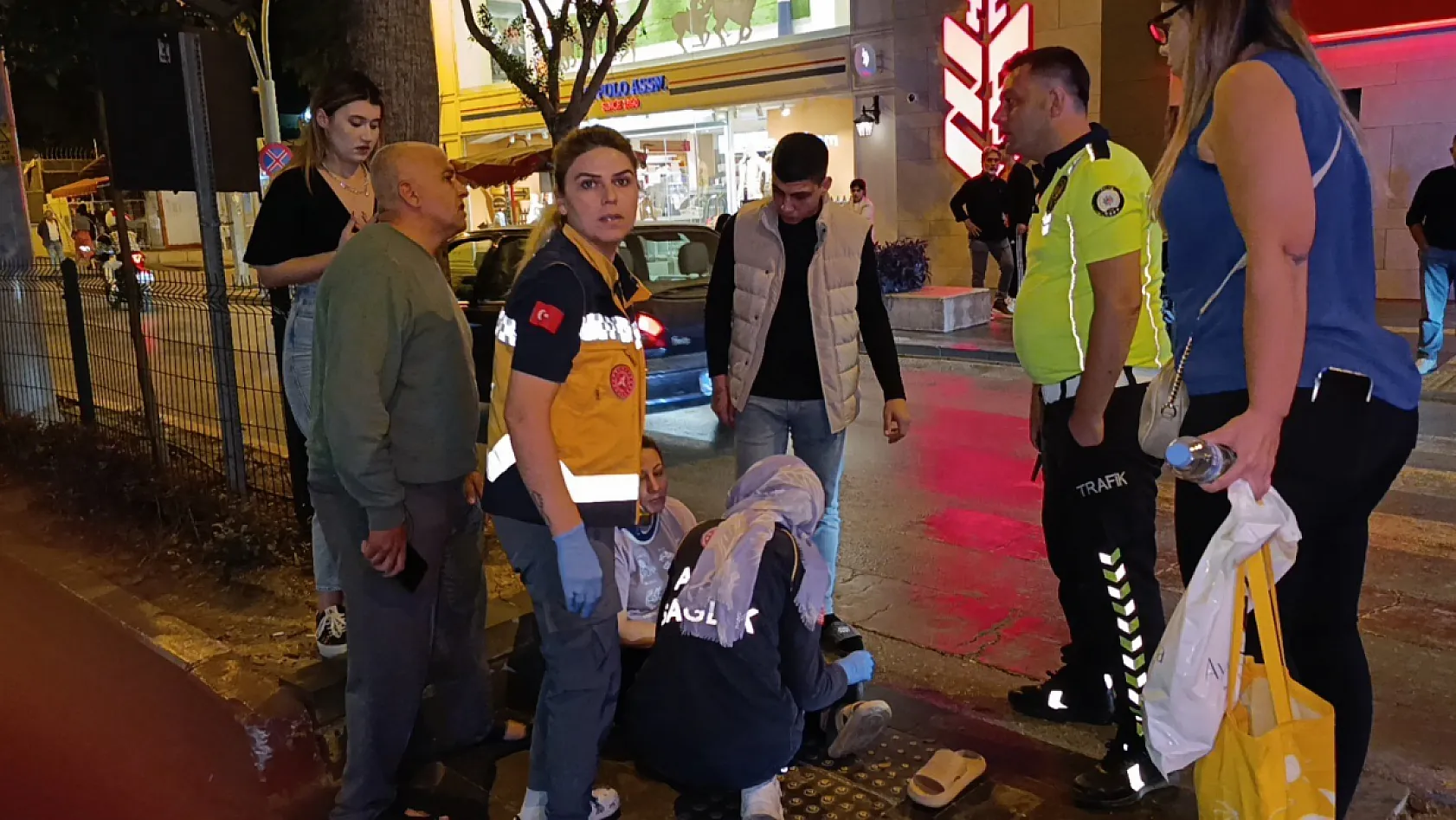 Yaya geçidinde otomobil yol verdi, motosiklet hastanelik etti