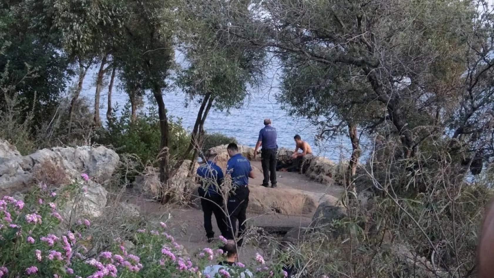 40 metrelik falezlere çıkan şahıs yürekleri ağza getirdi