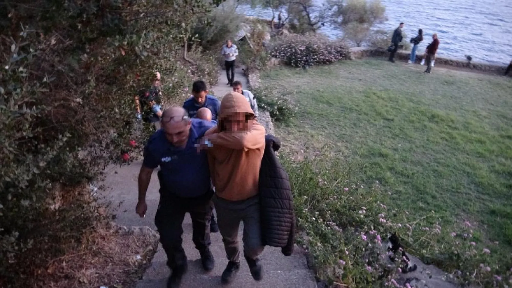 40 metrelik falezlere çıkan şahıs yürekleri ağza getirdi