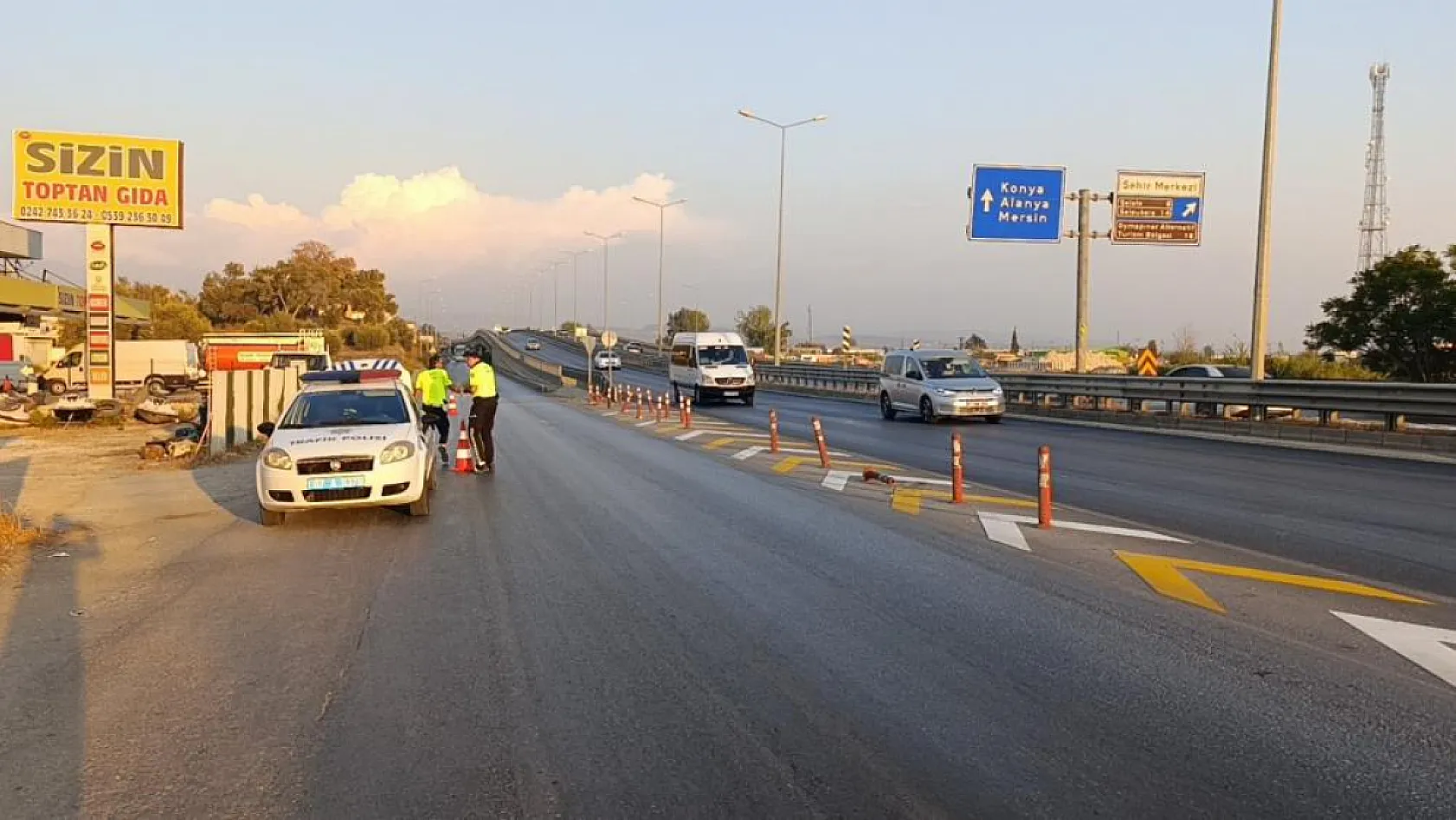 Şerit ihlali yapan hafif ticari araca motosiklet çarptı: 1'i ağır 2 yaralı