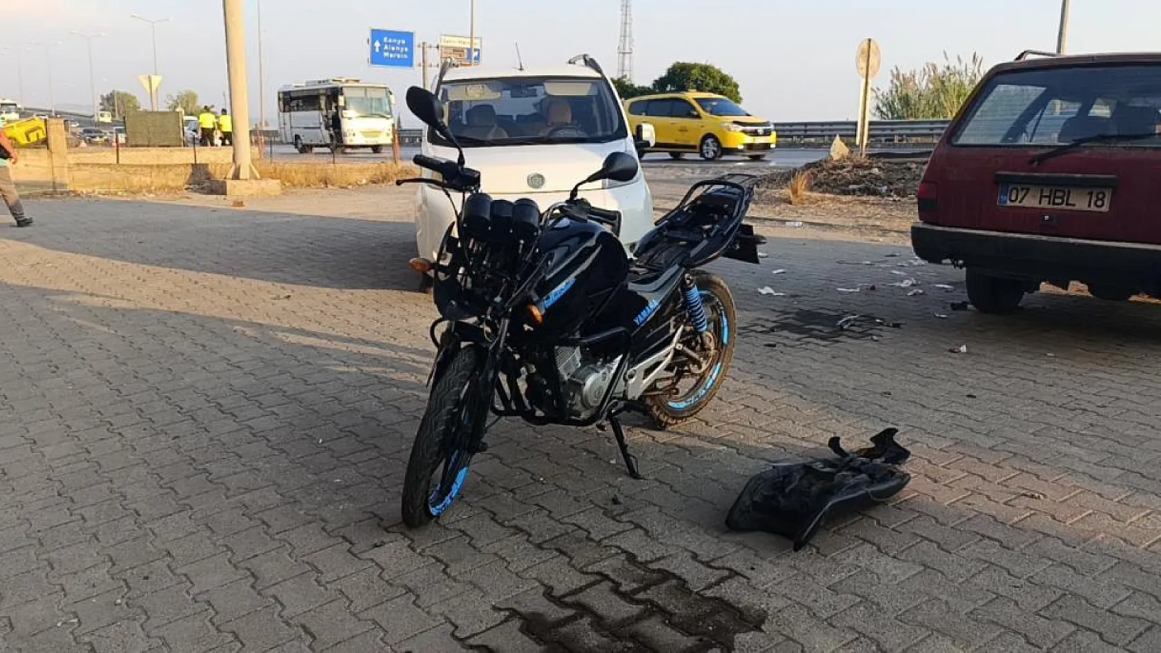 Şerit ihlali yapan hafif ticari araca motosiklet çarptı: 1'i ağır 2 yaralı