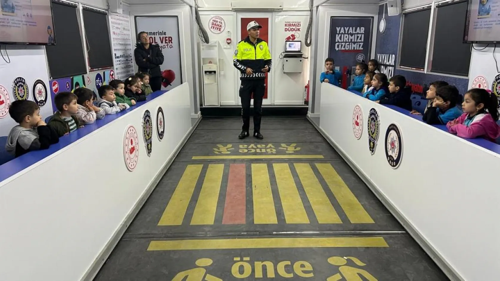 Mobil Trafik Eğitim Tırı Muğla'da öğrencilere trafik bilincini aşılayacak