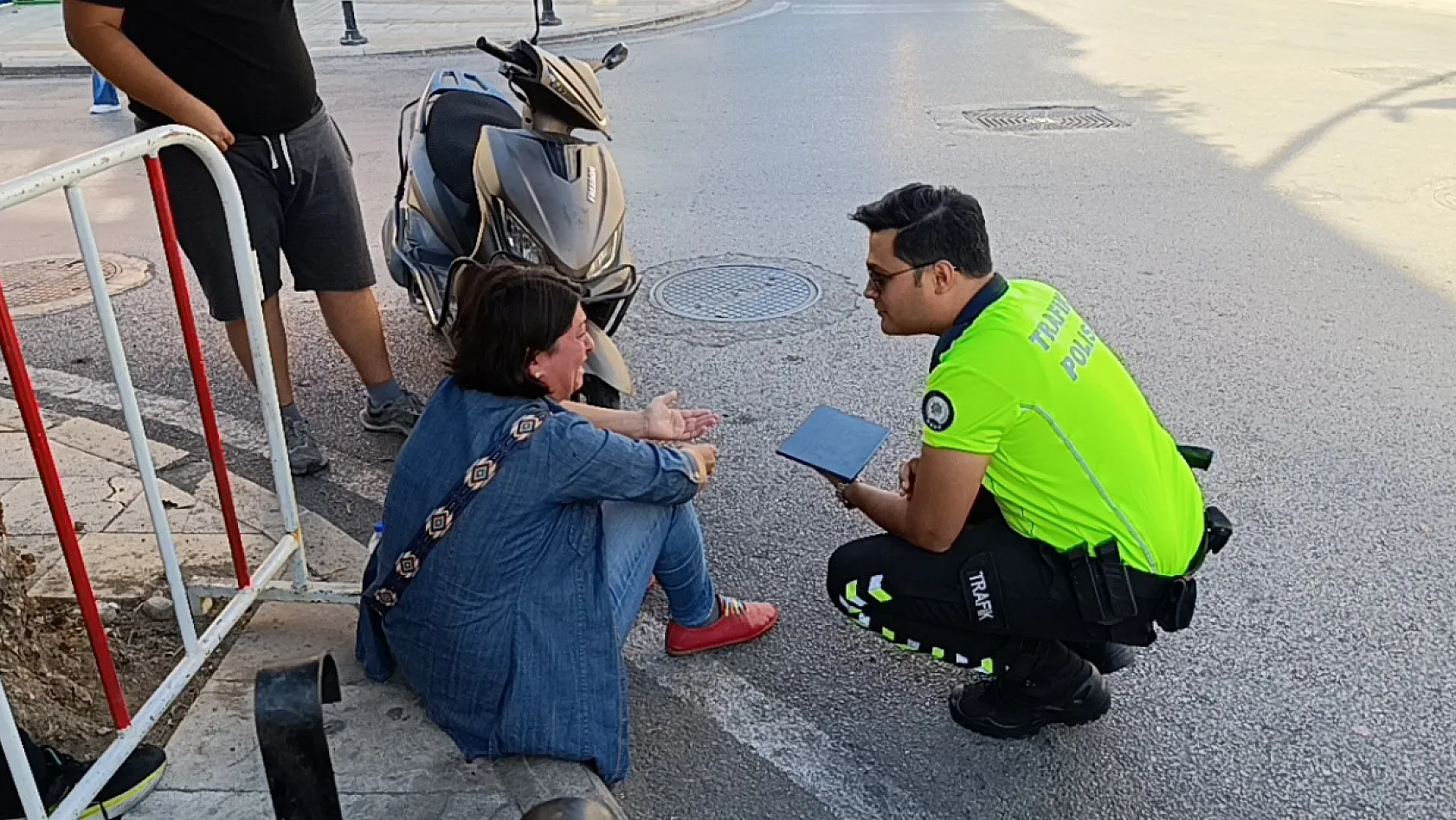 Motosiklete çarpan otomobil sürücüsü kaza sonrası gözyaşlarına hakim olamadı