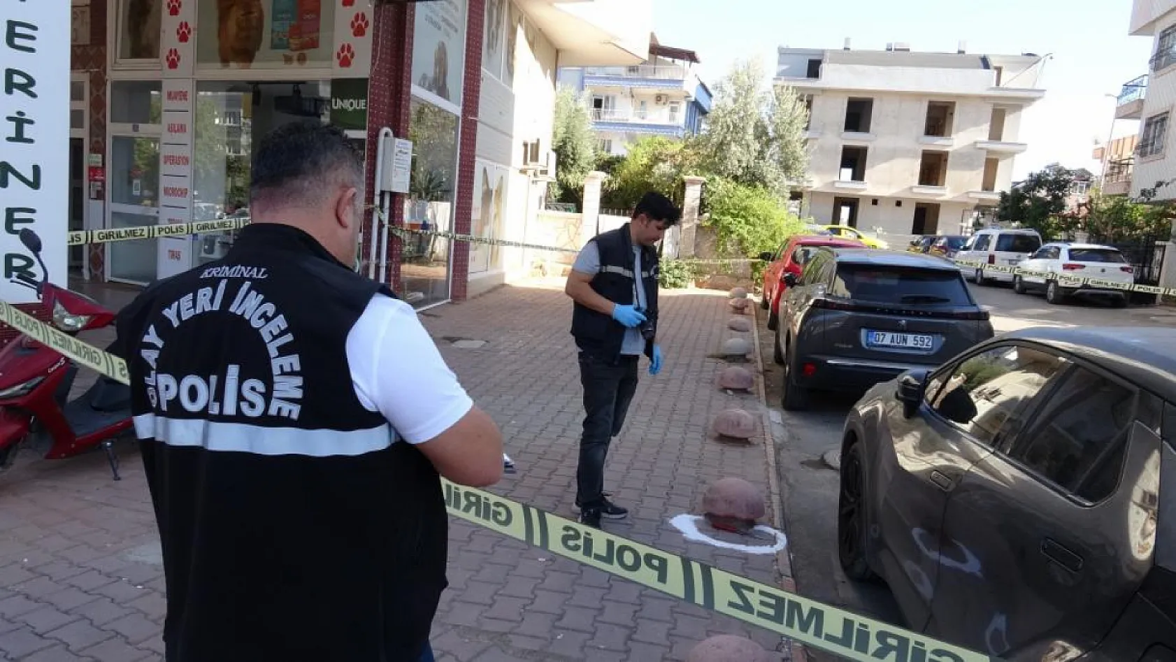 Kavgayı ayırmak isteyen gence 'Sen niye karışıyorsun' kurşunu