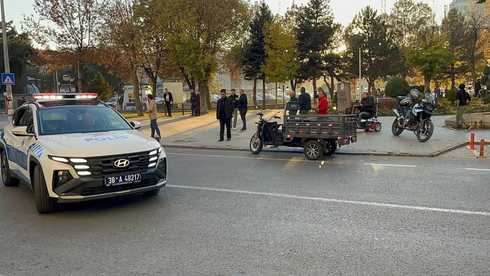 Genci bıçaklayan 2 kişi, kaçarken düşüp yaralandı
