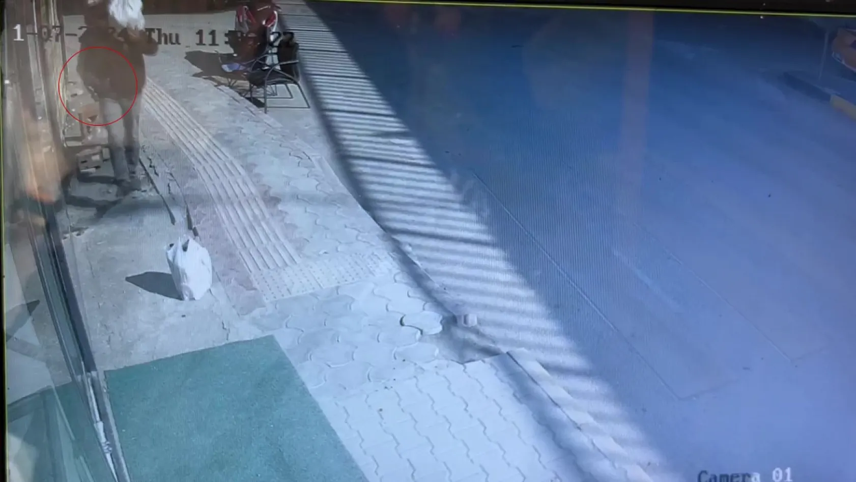 Kaldırımda yürüdüğü esnada kaşla göz arasında cep telefonunu çaldı