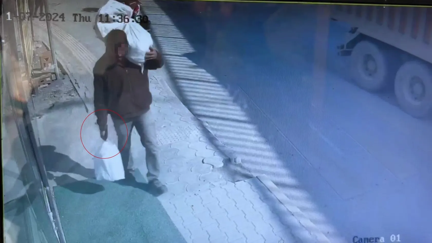 Kaldırımda yürüdüğü esnada kaşla göz arasında cep telefonunu çaldı