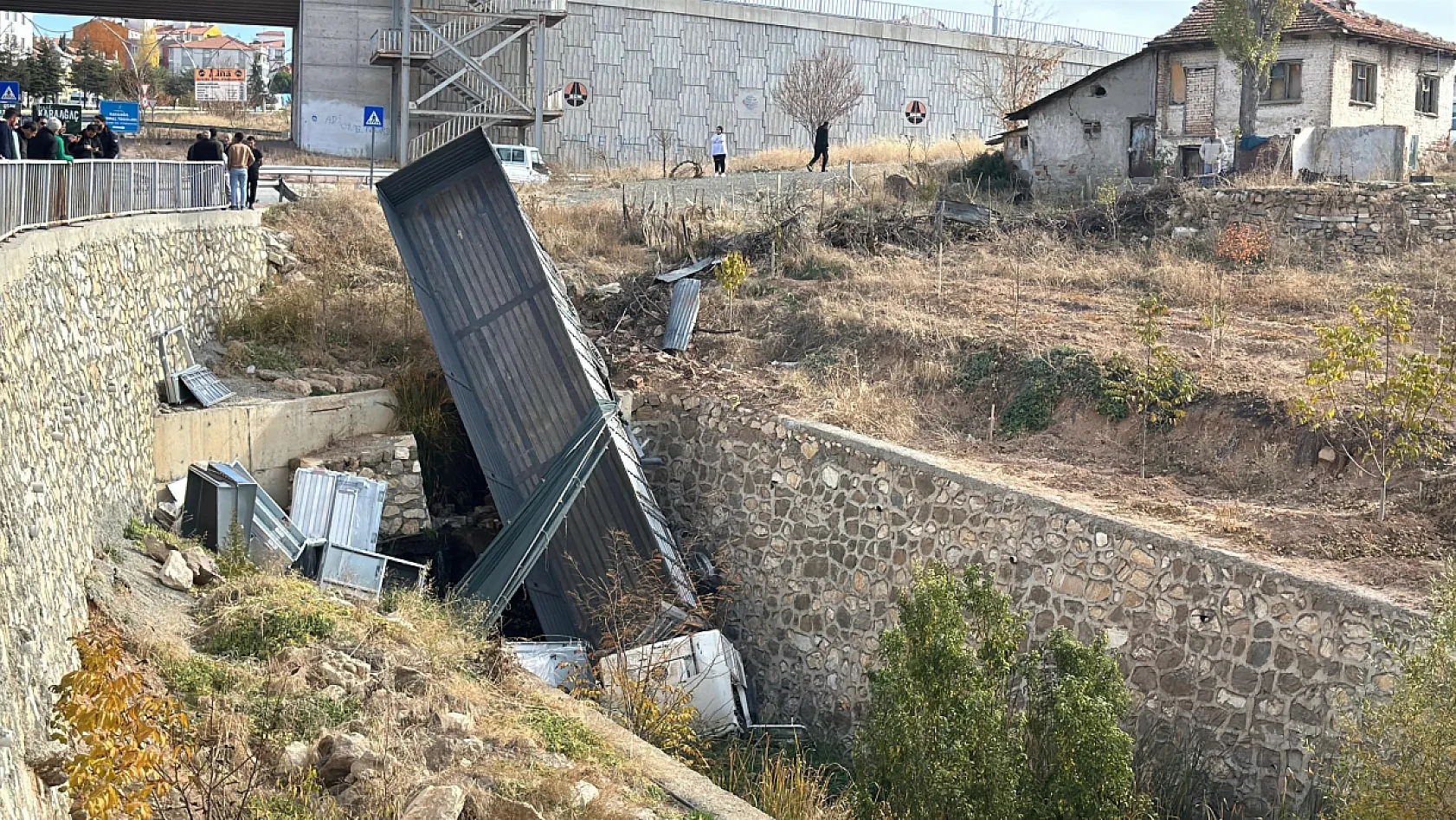Karşı şeride geçen tır dereye düştü