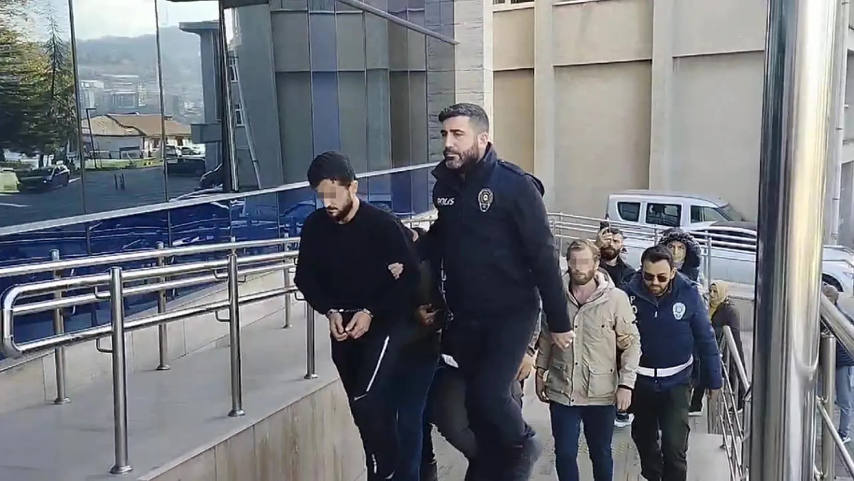 Trafikte başlayıp mahallede devam eden kavgaya mahalleli de dahil oldu