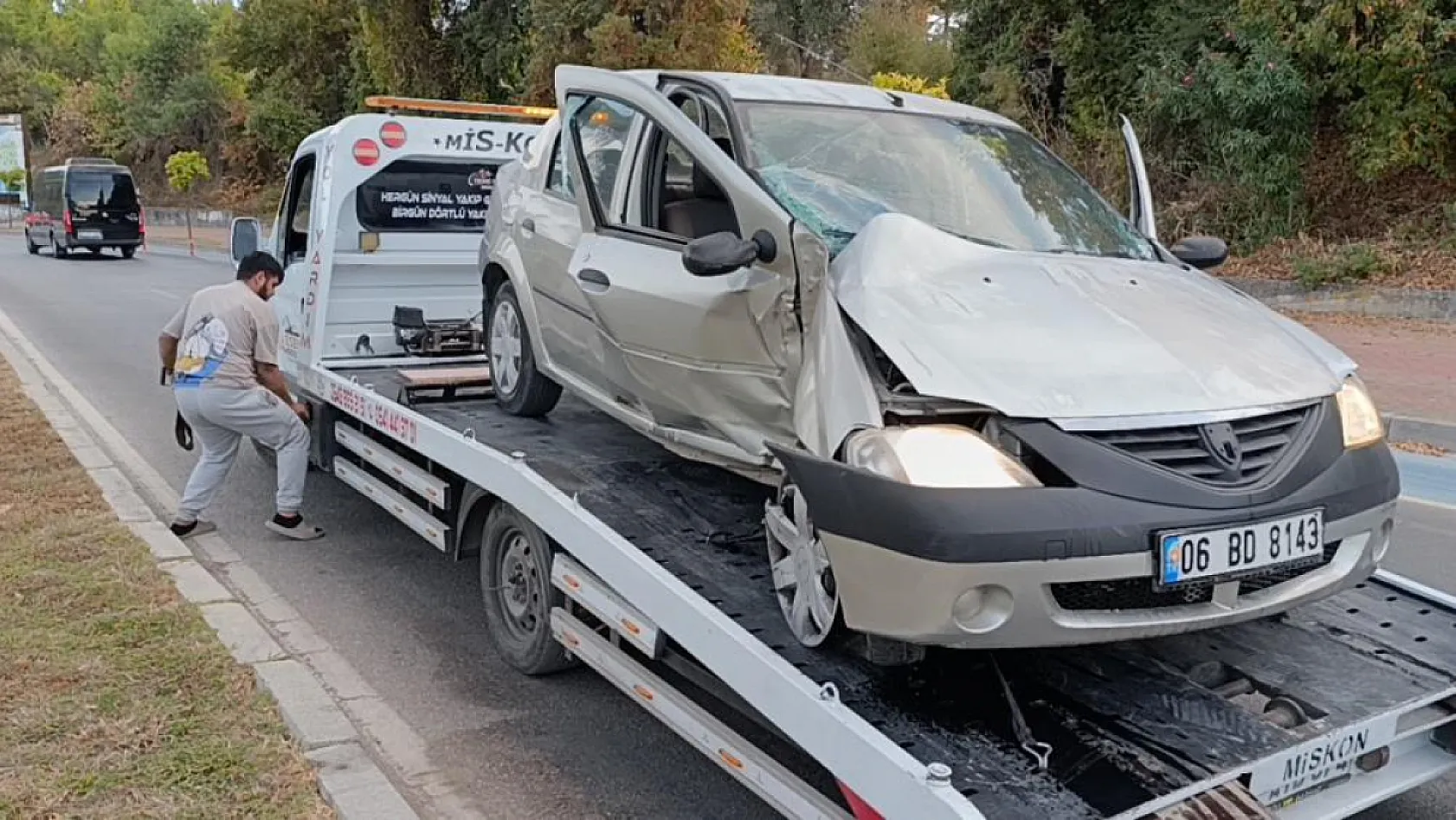 Kontrolden çıkan otomobil palmiyeye çarptı:1 yaralı