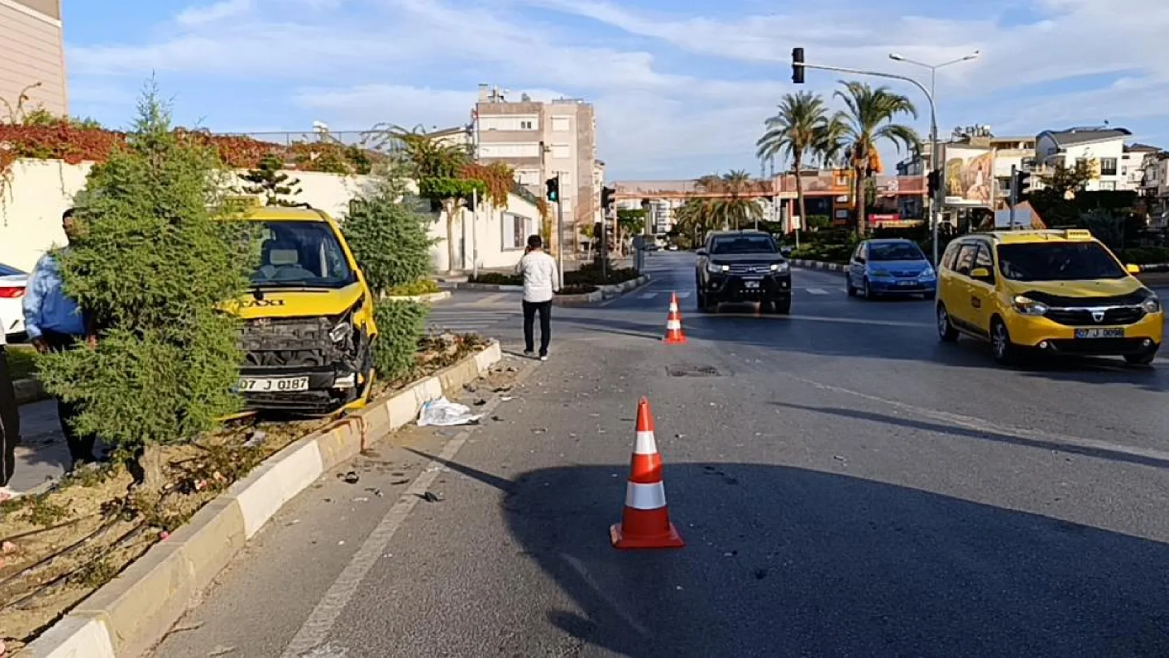 Otomobillerin hurdaya döndüğü kazayı burunları bile kanamadan atlattılar