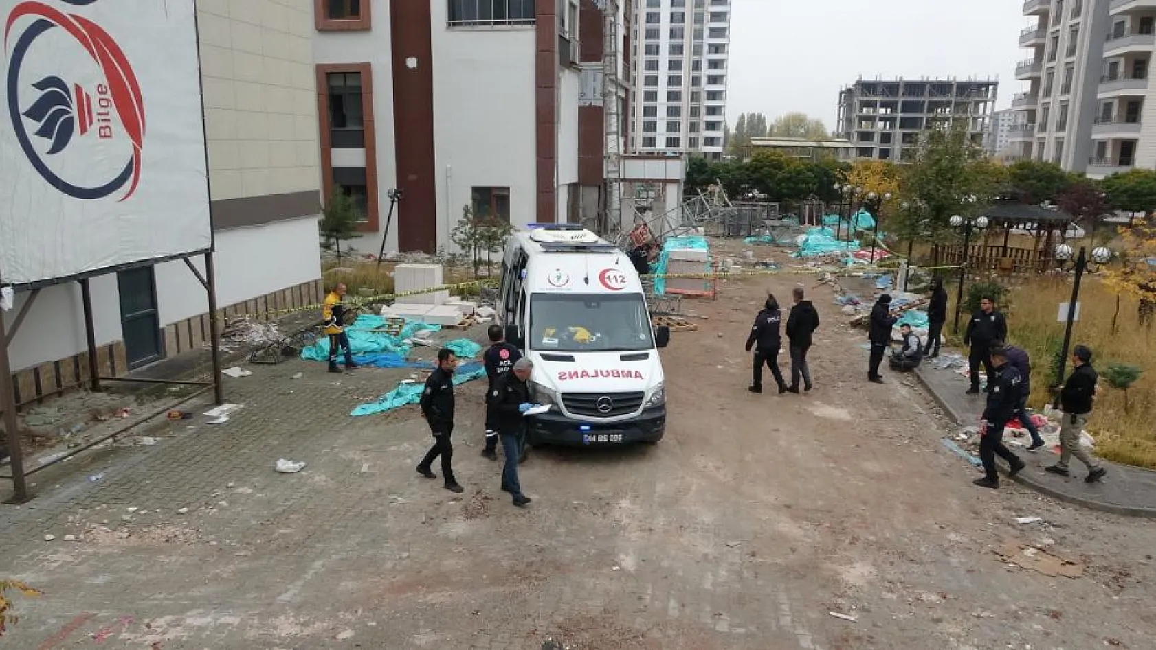 Tadilat yapılan binada iskele çöktü: 2 ölü