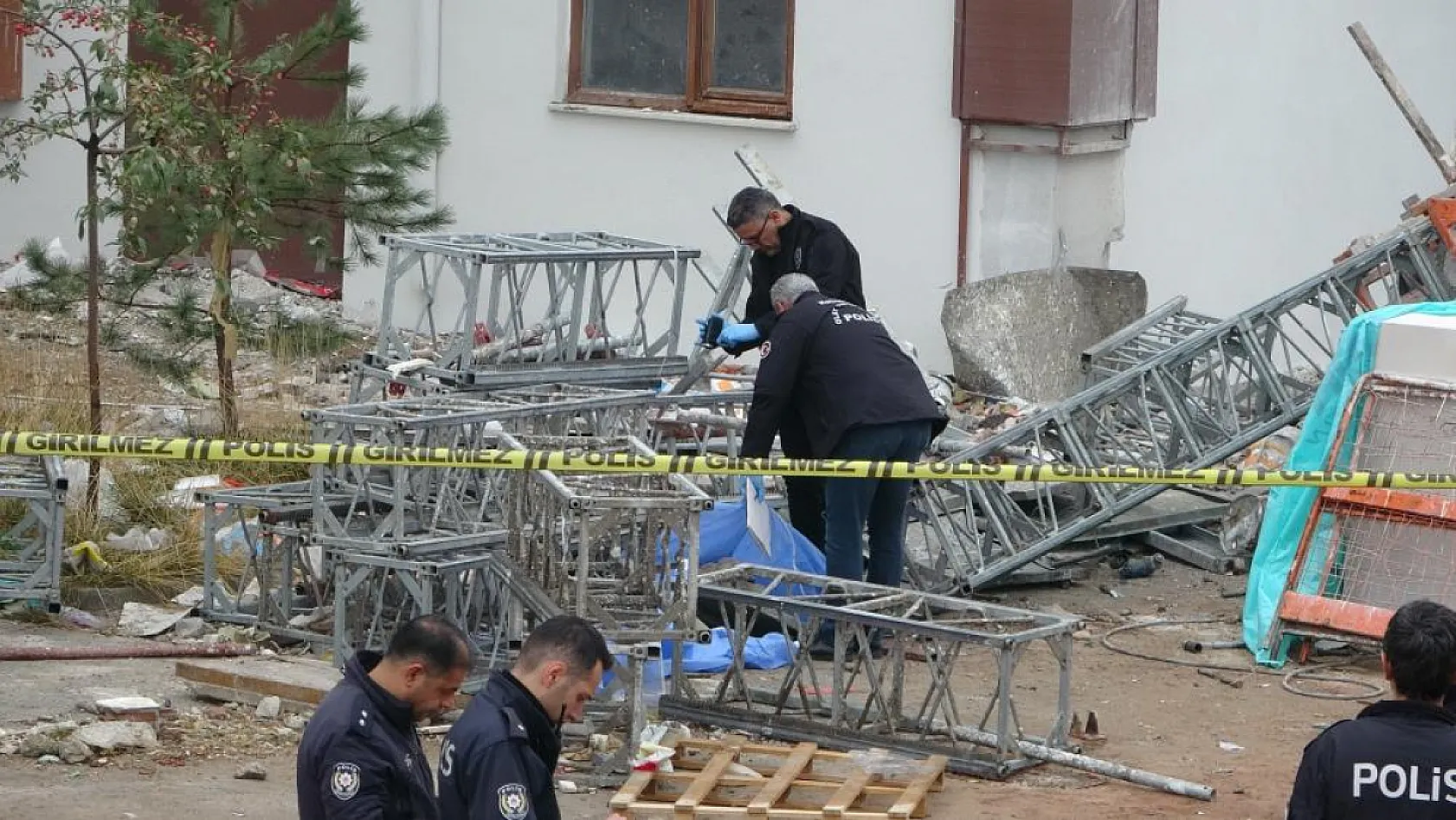 Tadilat yapılan binada iskele çöktü: 2 ölü