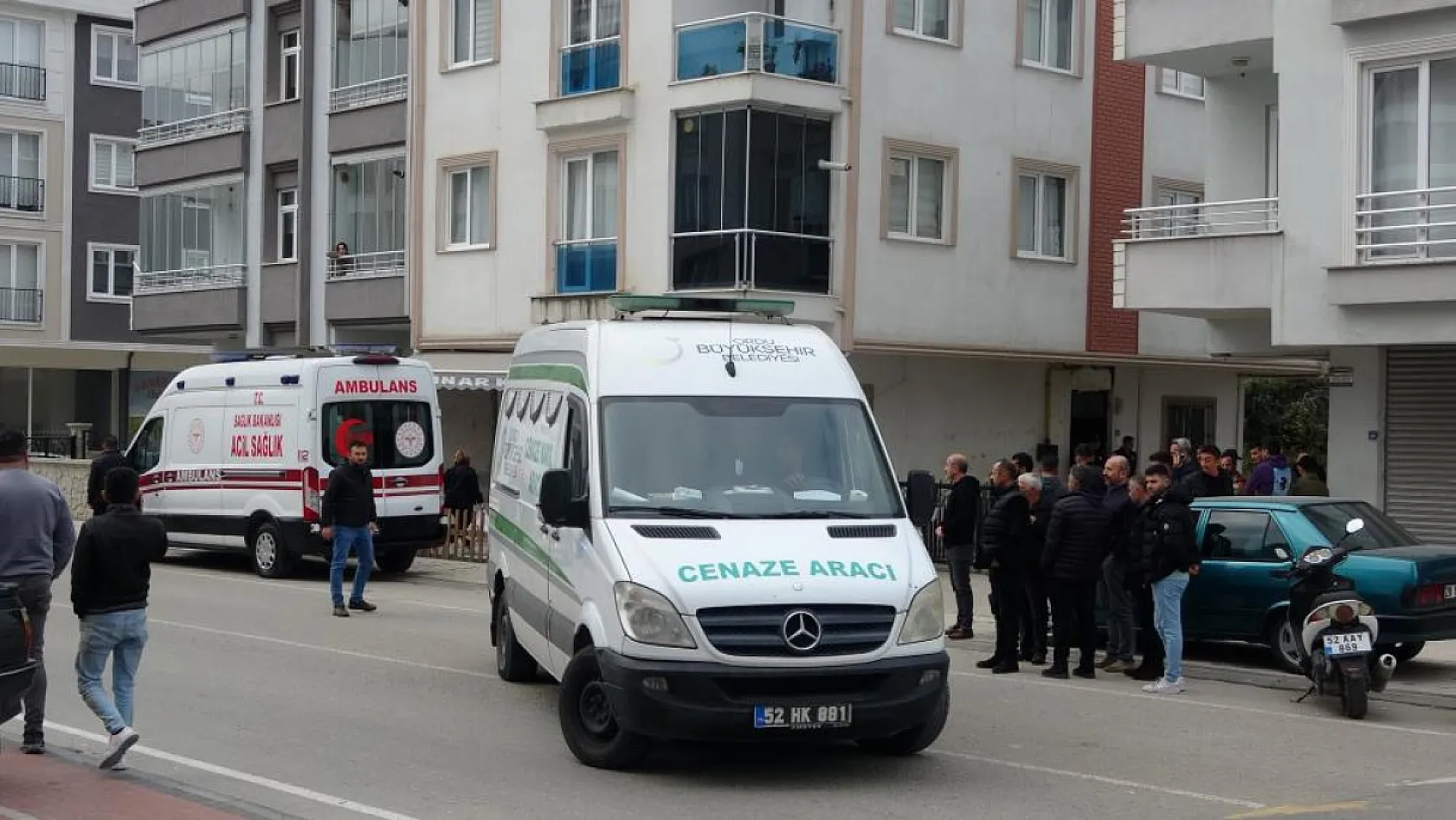 2 çocuk babası adam merdiven boşluğunda asılı halde bulundu