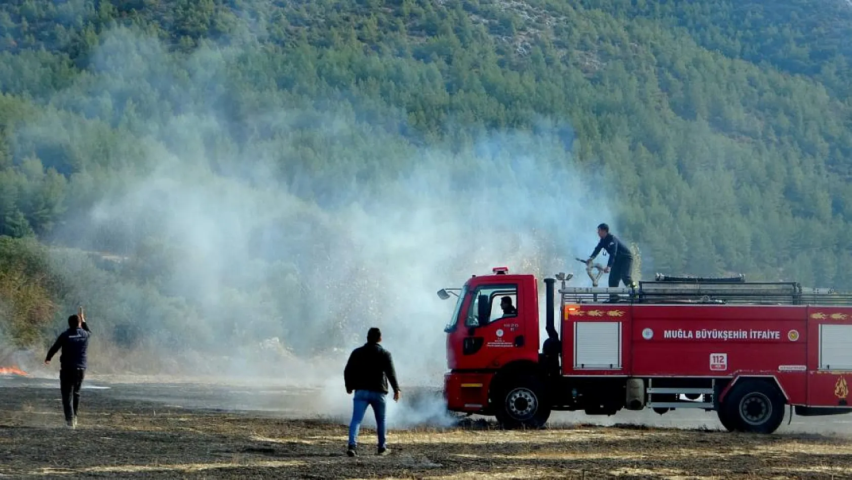 Muğla'da anız yangını hızlı müdahale ile söndürüldü
