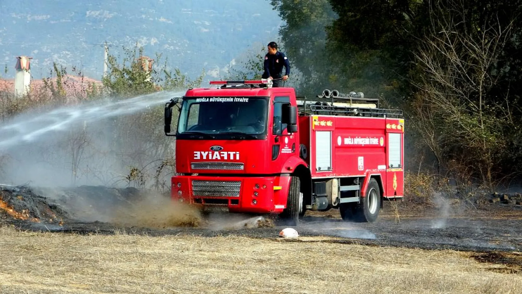 Muğla'da anız yangını hızlı müdahale ile söndürüldü
