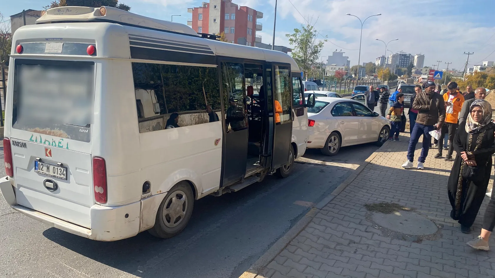 Trafikte 4 araç bir birine girdi