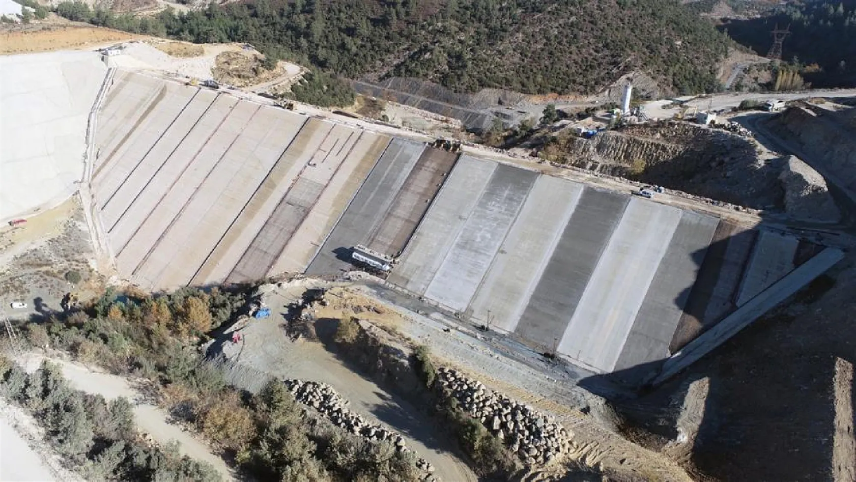 Girme Barajı'nın ön yüz beton imalatı çalışmalarına başlandı