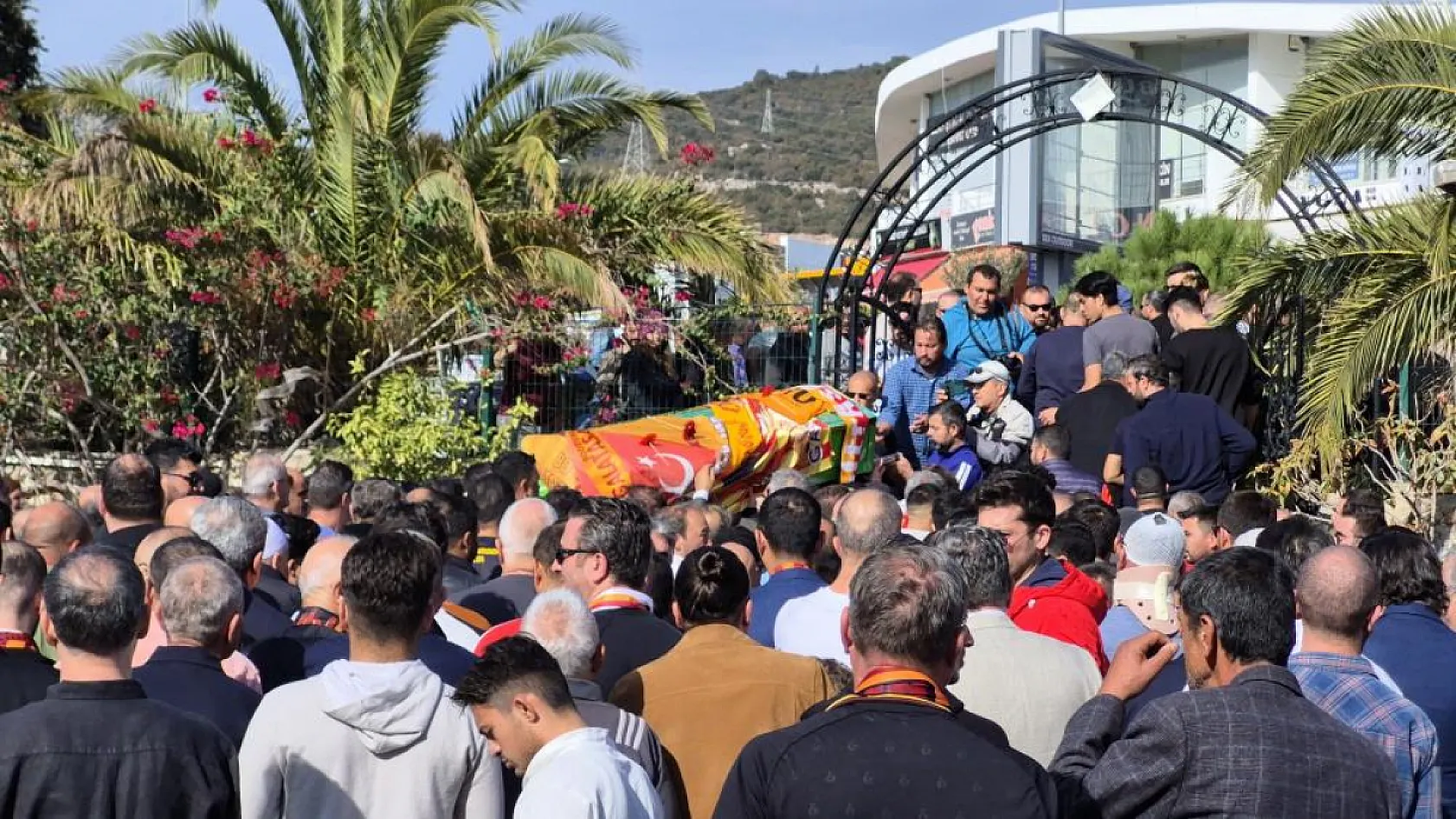 Kazada ölen Galatasaray sevdalısı 9 yaşındaki Yiğit son yolculuğuna uğurlandı