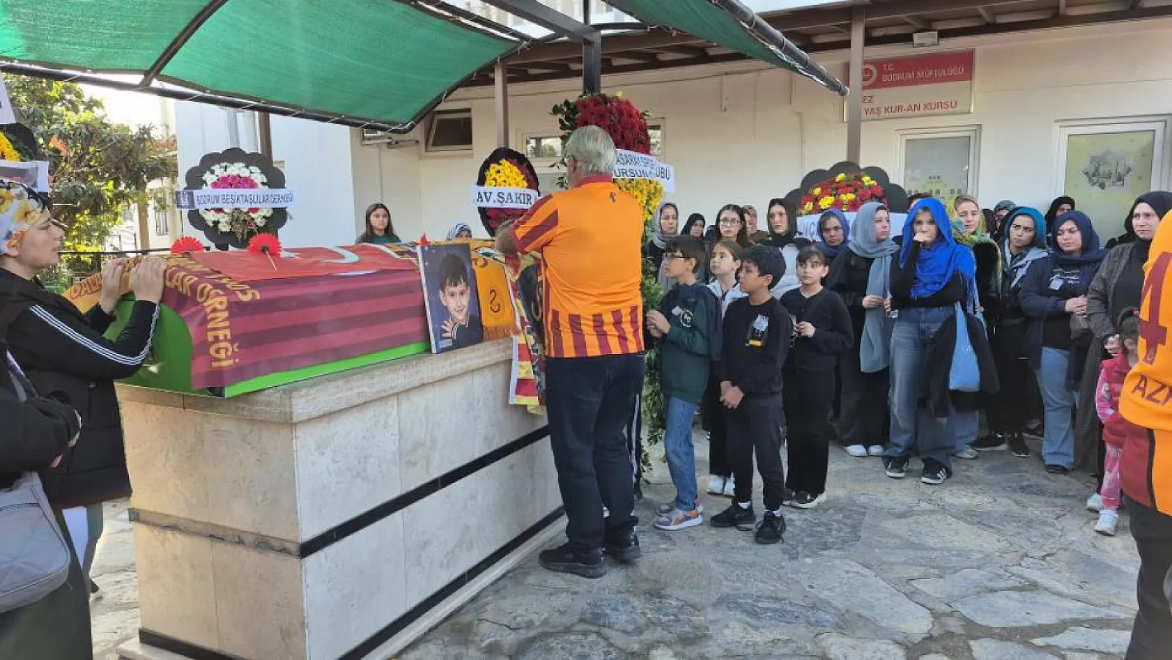Kazada ölen Galatasaray sevdalısı 9 yaşındaki Yiğit son yolculuğuna uğurlandı