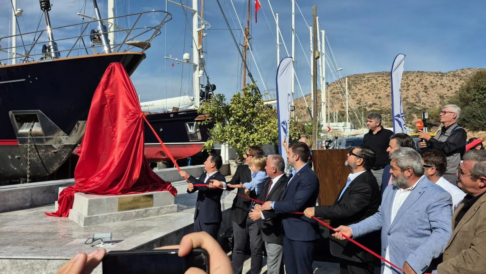 Bodrum'da 'Guletlerin Babası' anısına heykel yapıldı