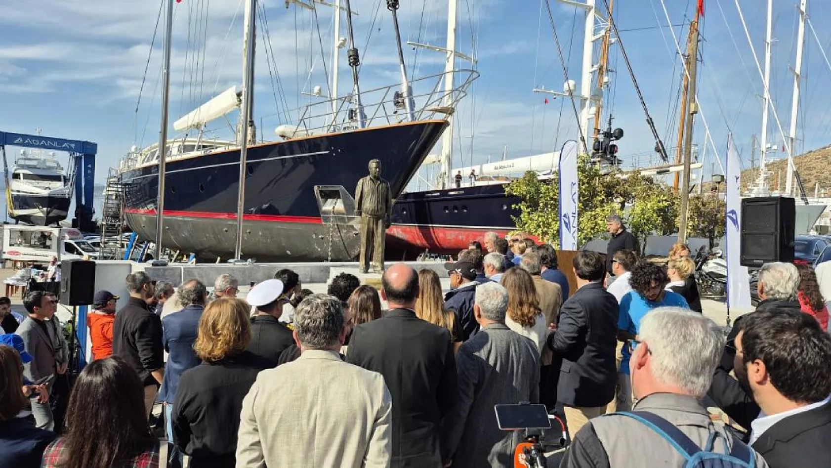 Bodrum'da 'Guletlerin Babası' anısına heykel yapıldı
