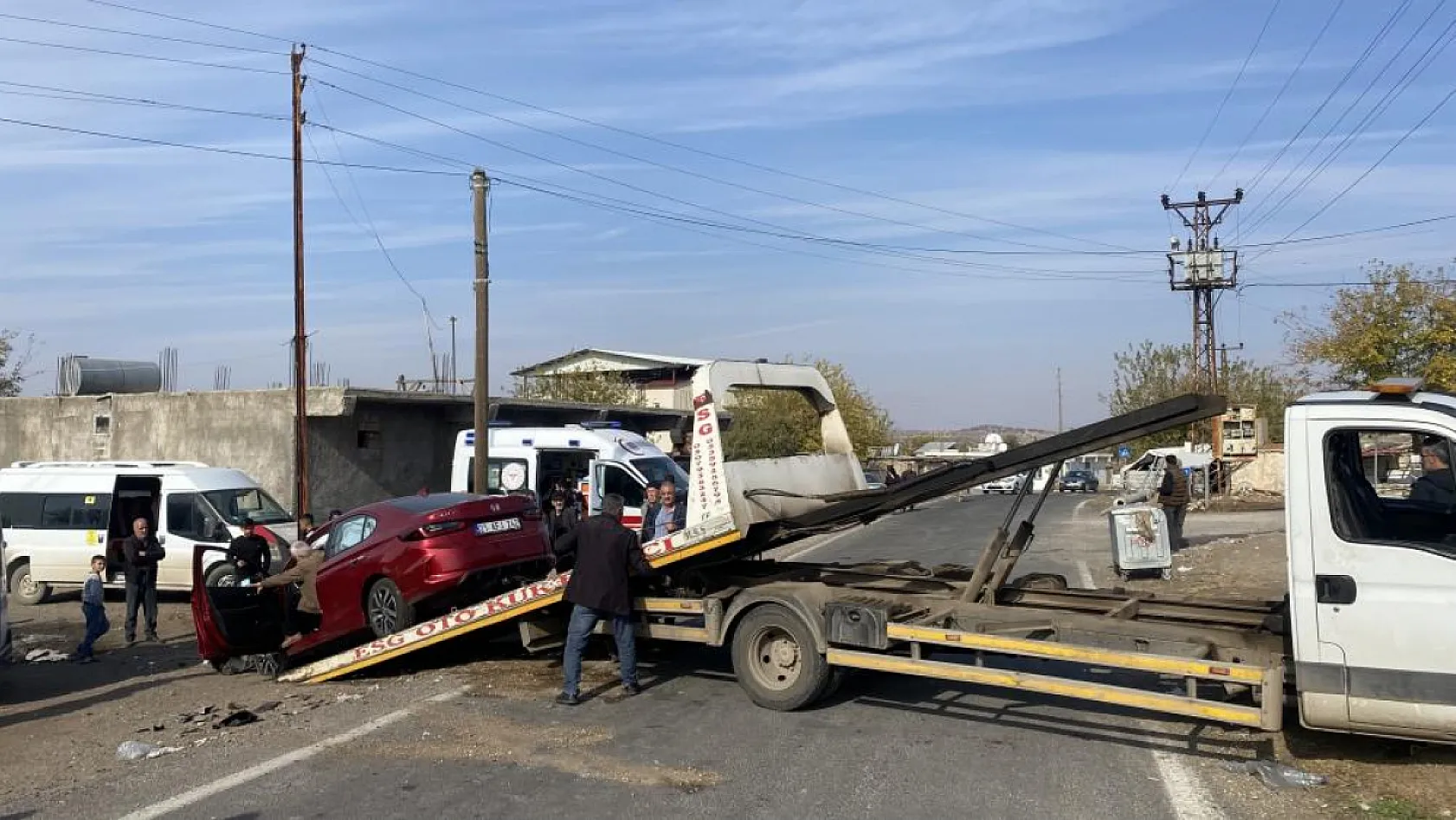 Rehabilitasyon servisi ile otomobil çarpıştı: 4'ü çocuk 13 yaralı