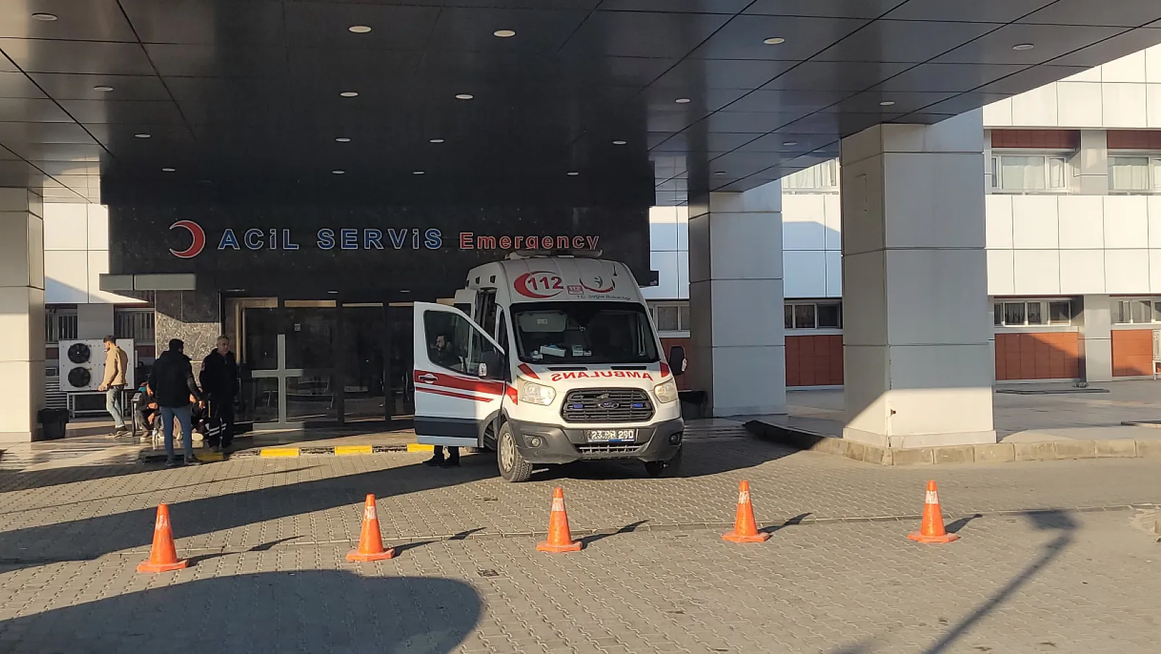 Operatör lavaboya gitti, kepçeyi çalıştırmak isteyen 2 genç hayatını kaybetti