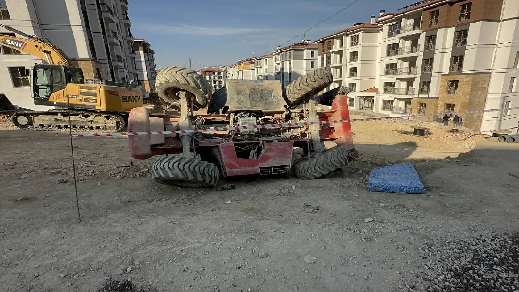 Operatör lavaboya gitti, kepçeyi çalıştırmak isteyen 2 genç hayatını kaybetti