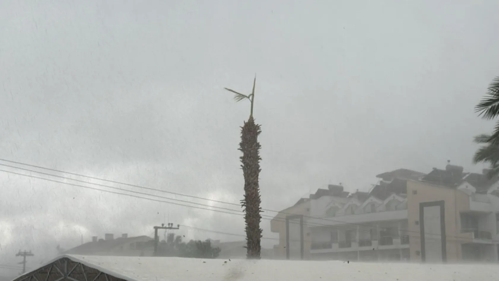 Marmaris'te kuvvetli rüzgar ve yağış etkili oldu