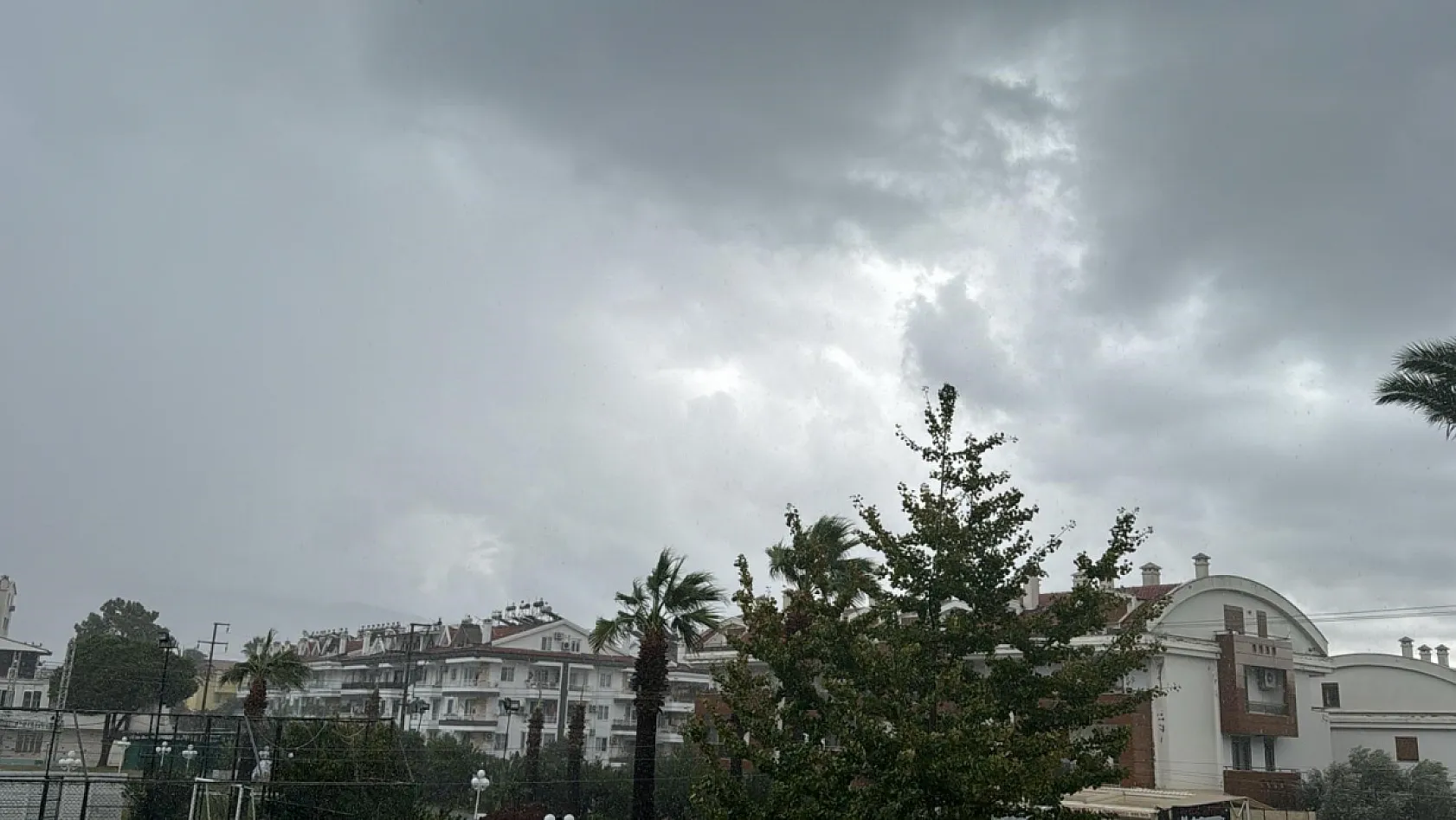 Marmaris'te kuvvetli rüzgar ve yağış etkili oldu