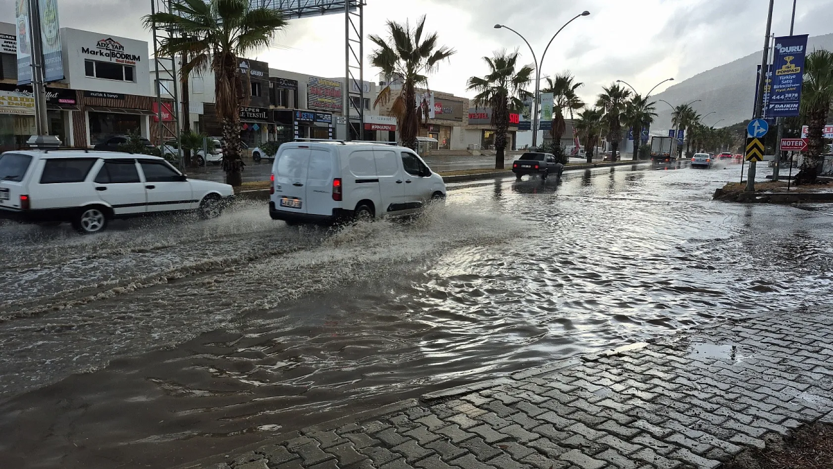 Bodrum'da sağanak yağış etkili oldu