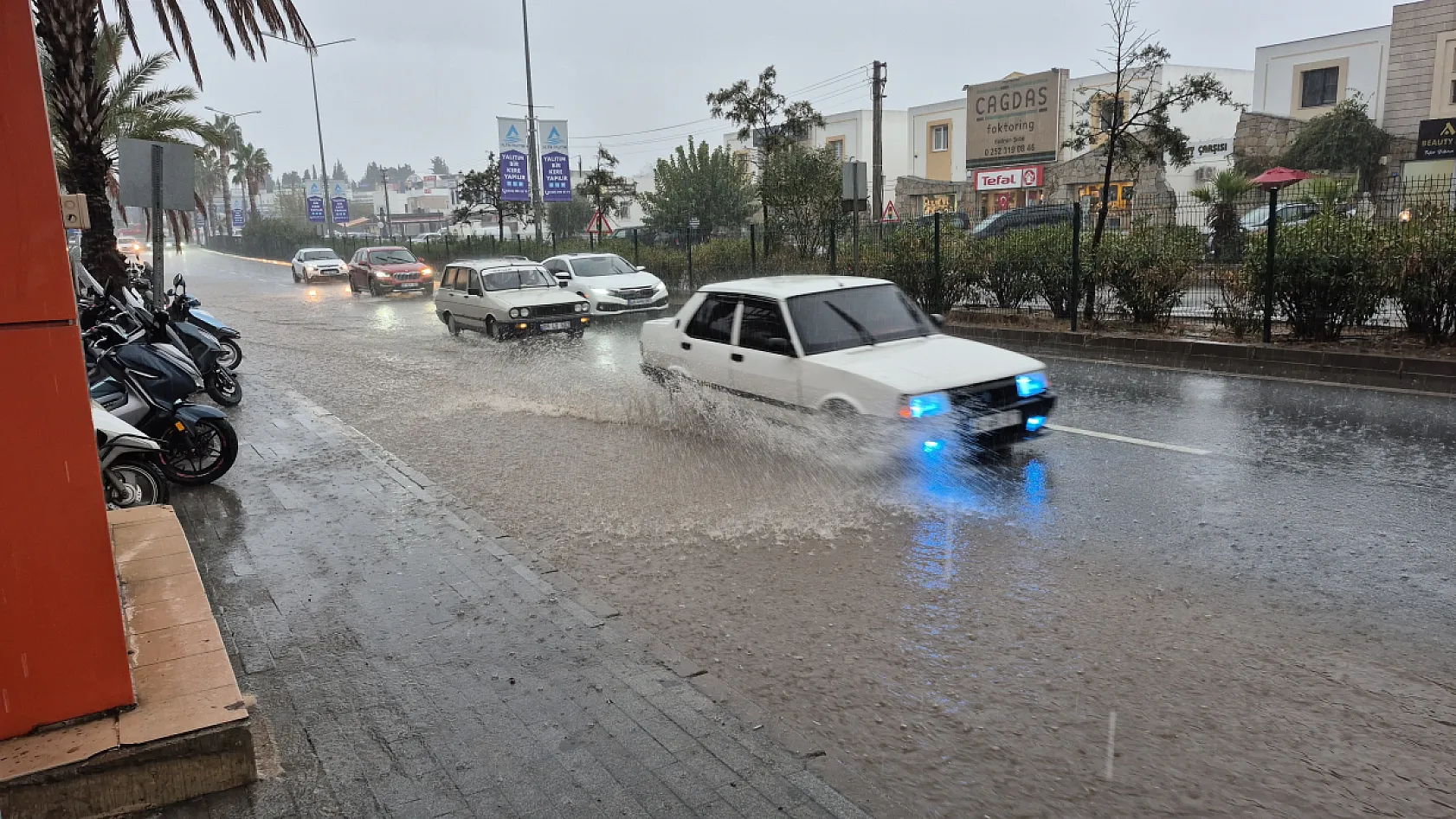 Bodrum'da sağanak yağış etkili oldu