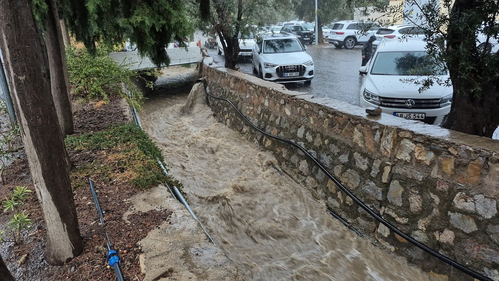Bodrum'da sağanak yağış etkili oldu