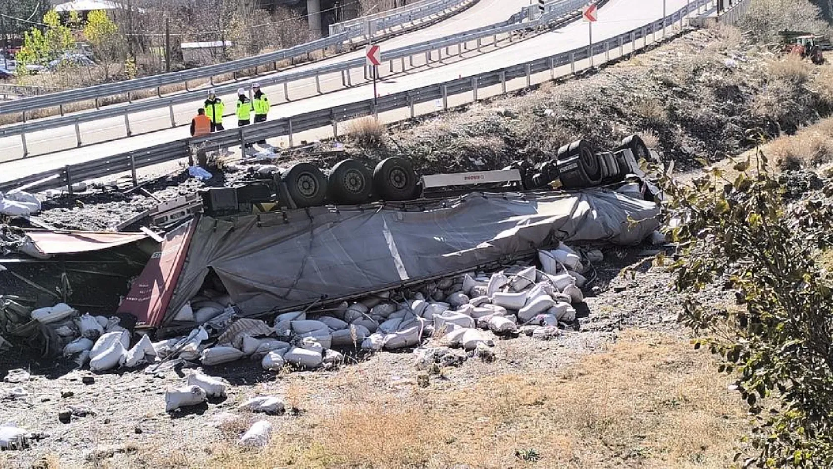 Azerbaycan plakalı tır şarampole yuvarlandı sürücü hayatını kaybetti