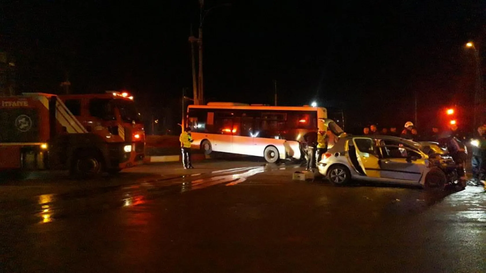 Halk otobüsü ile otomobil çarpıştı: 1 ölü