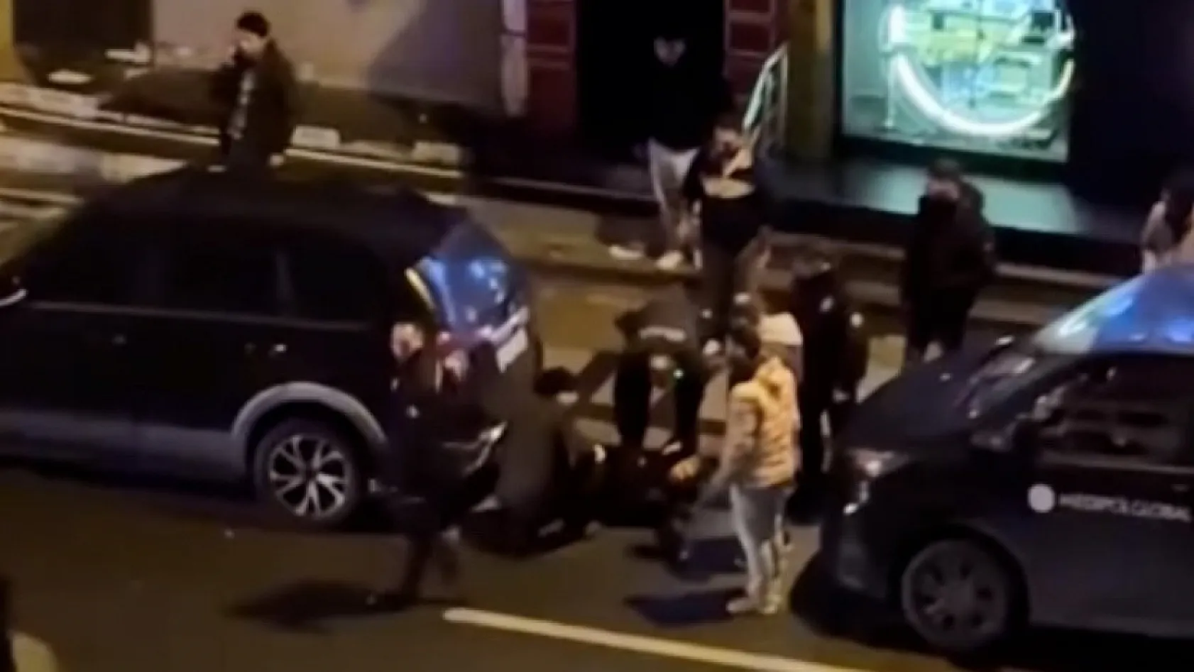 Cadde ortasında silahlı saldırı: 2 yaralı