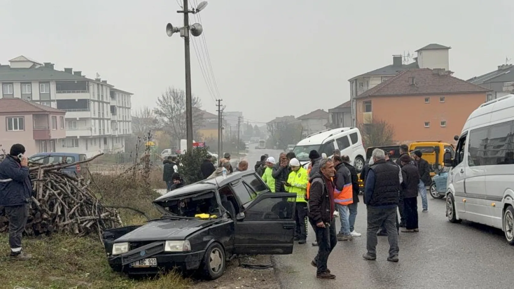 Otomobil kağıt gibi ezildi: 4 yaralı