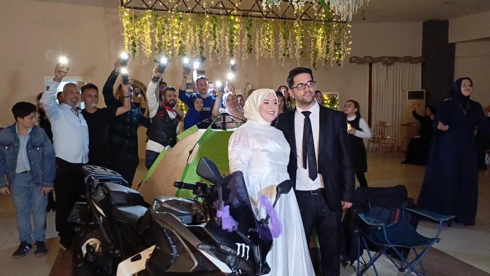 Düğün salonunu kamp alanına çevirdiler