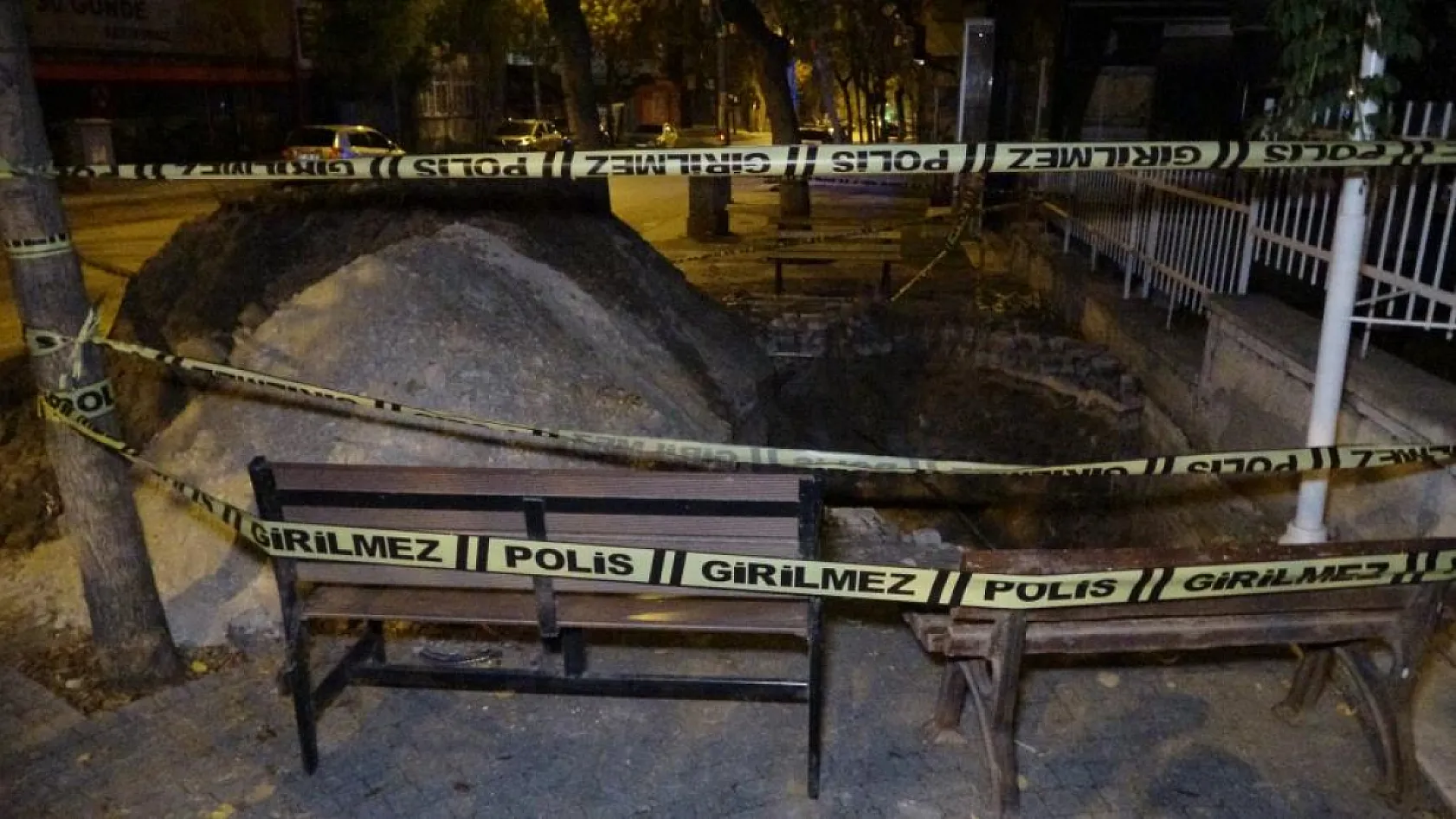 Şehrin göbeğinde belediye ekibi kılığına girip define aradılar