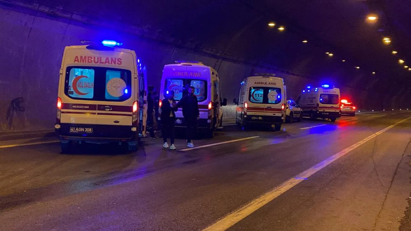 İki yolcu otobüsü ve tır kazaya karıştı: 14 yaralı