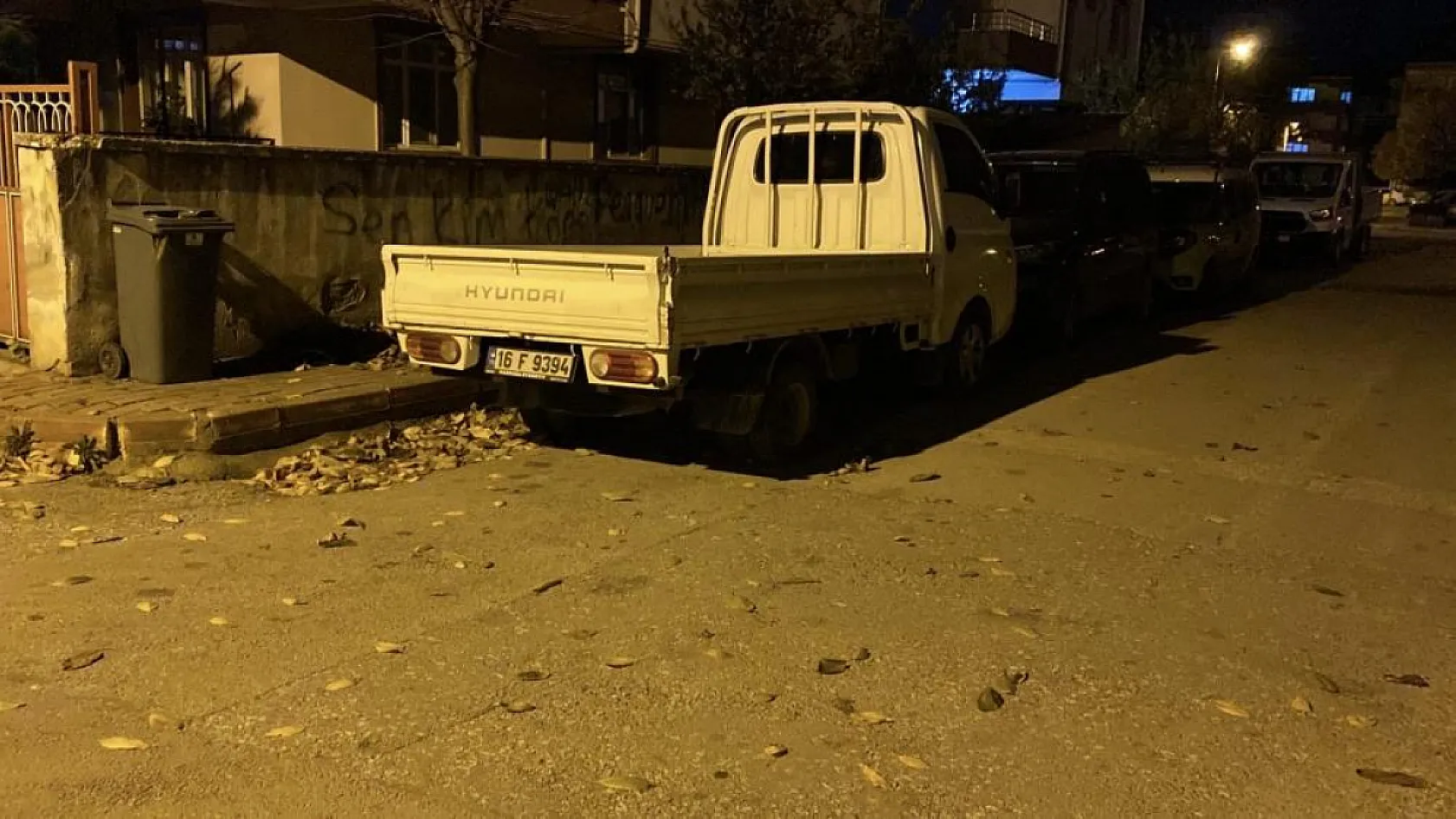 17 yaşındaki sürücü, kamyonetle trafik polisine çarpıp 20 metre sürükledi