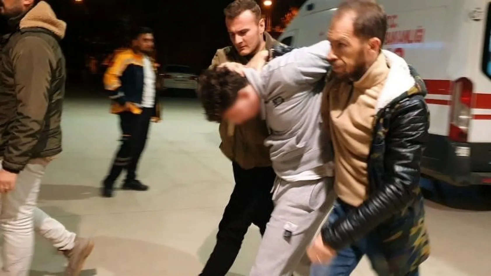 17 yaşındaki sürücü, kamyonetle trafik polisine çarpıp 20 metre sürükledi